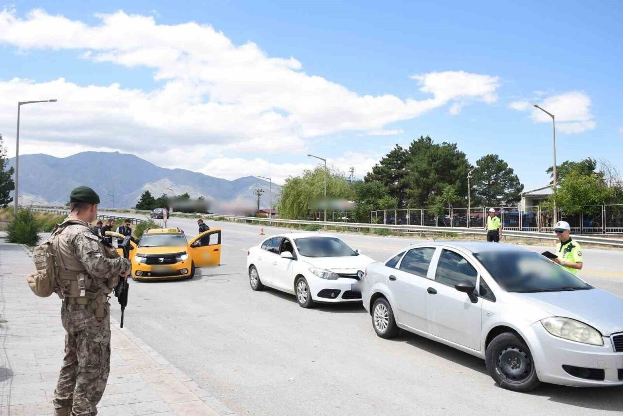 Erzincan’da 84 ekip, 116 polisin katılımıyla huzur uygulaması gerçekleştirildi. İl