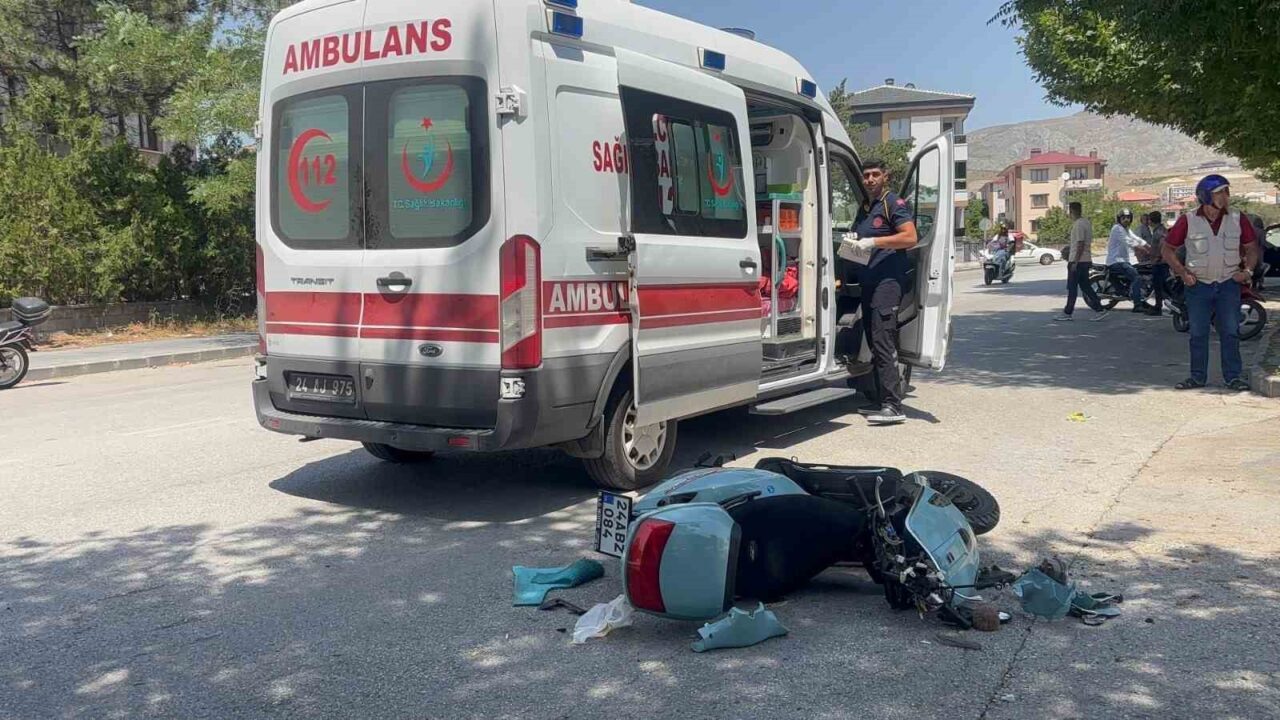 Erzincan’da motosiklet ile hafif ticari aracın çarpışması sonucu meydana gelen