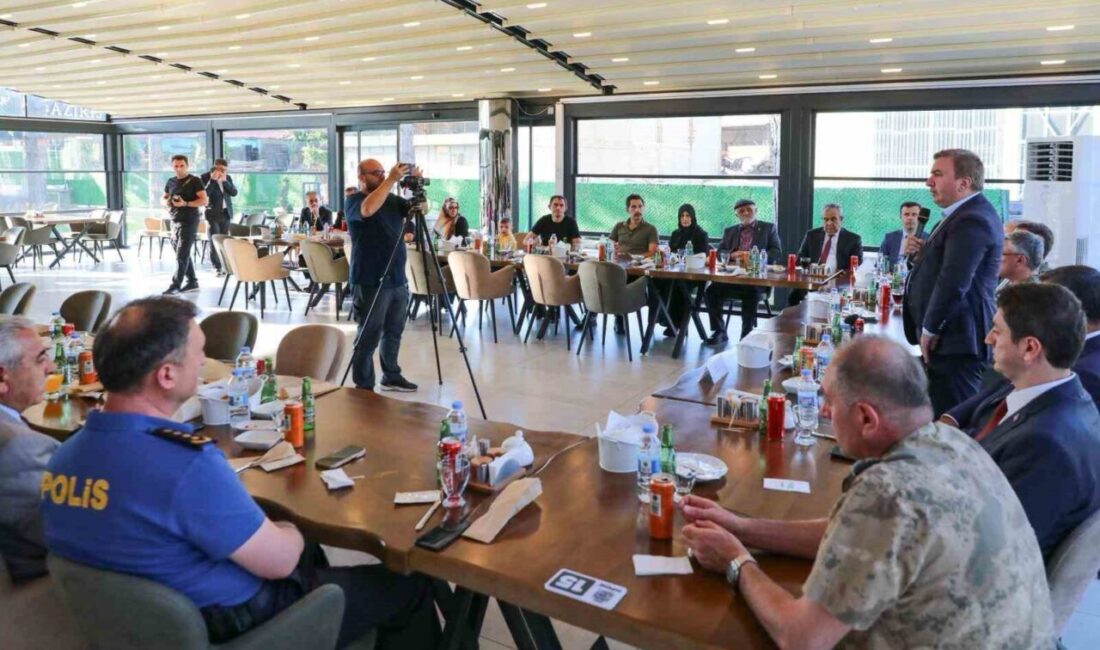 Erzincan Valisi Hamza Aydoğdu, il protokolüyle birlikte, 15 Temmuz Demokrasi