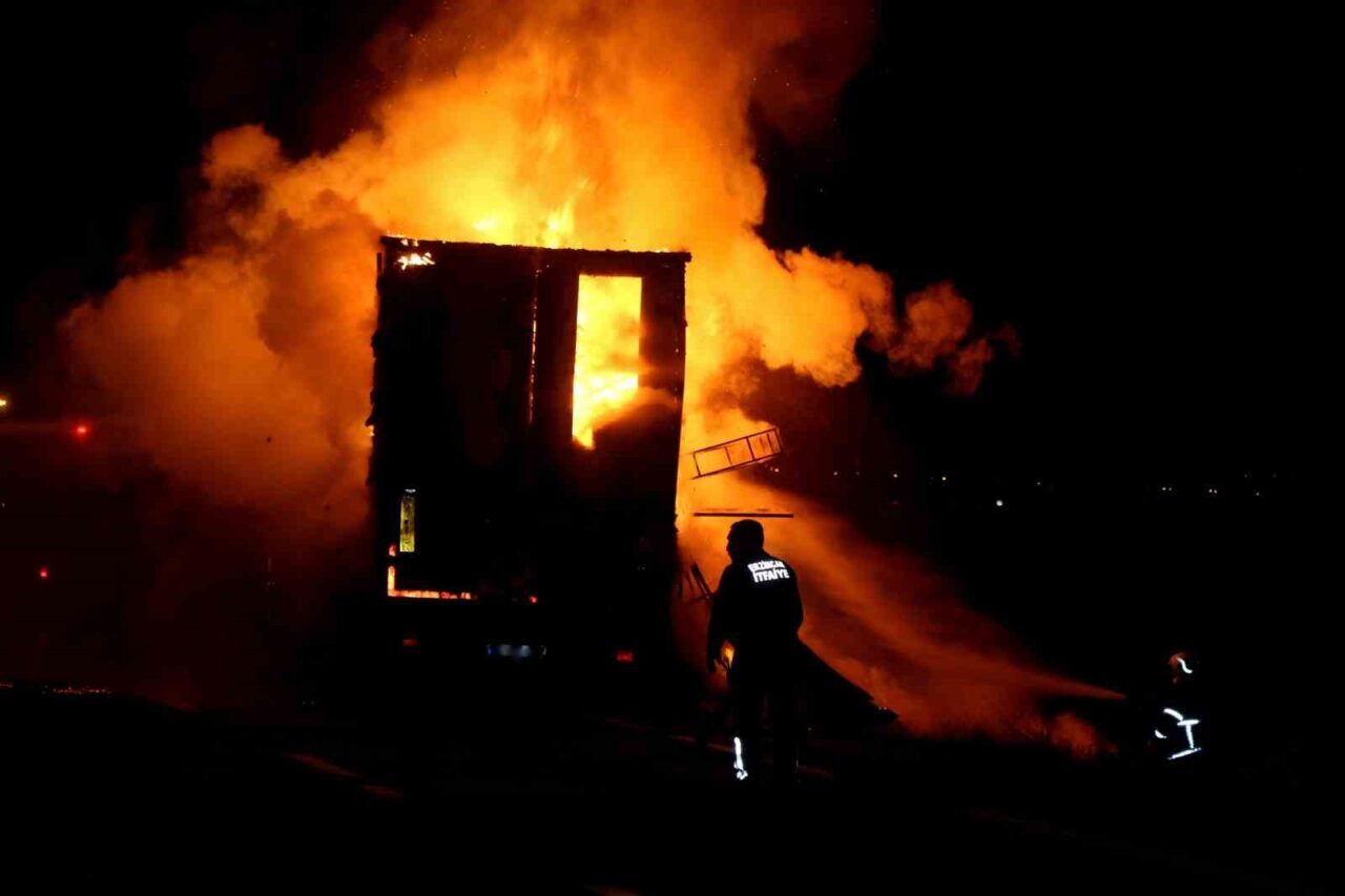 Erzincan’ın Tercan ilçesinde kumaş ve kozmetik yüklü tırın dorsesi alev