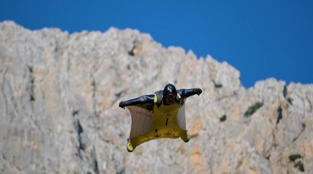 Erzincan’ın Kemaliye ilçesinde düzenlenen şenliklerde wingsuit exit (yarasa kanat) atlayışları