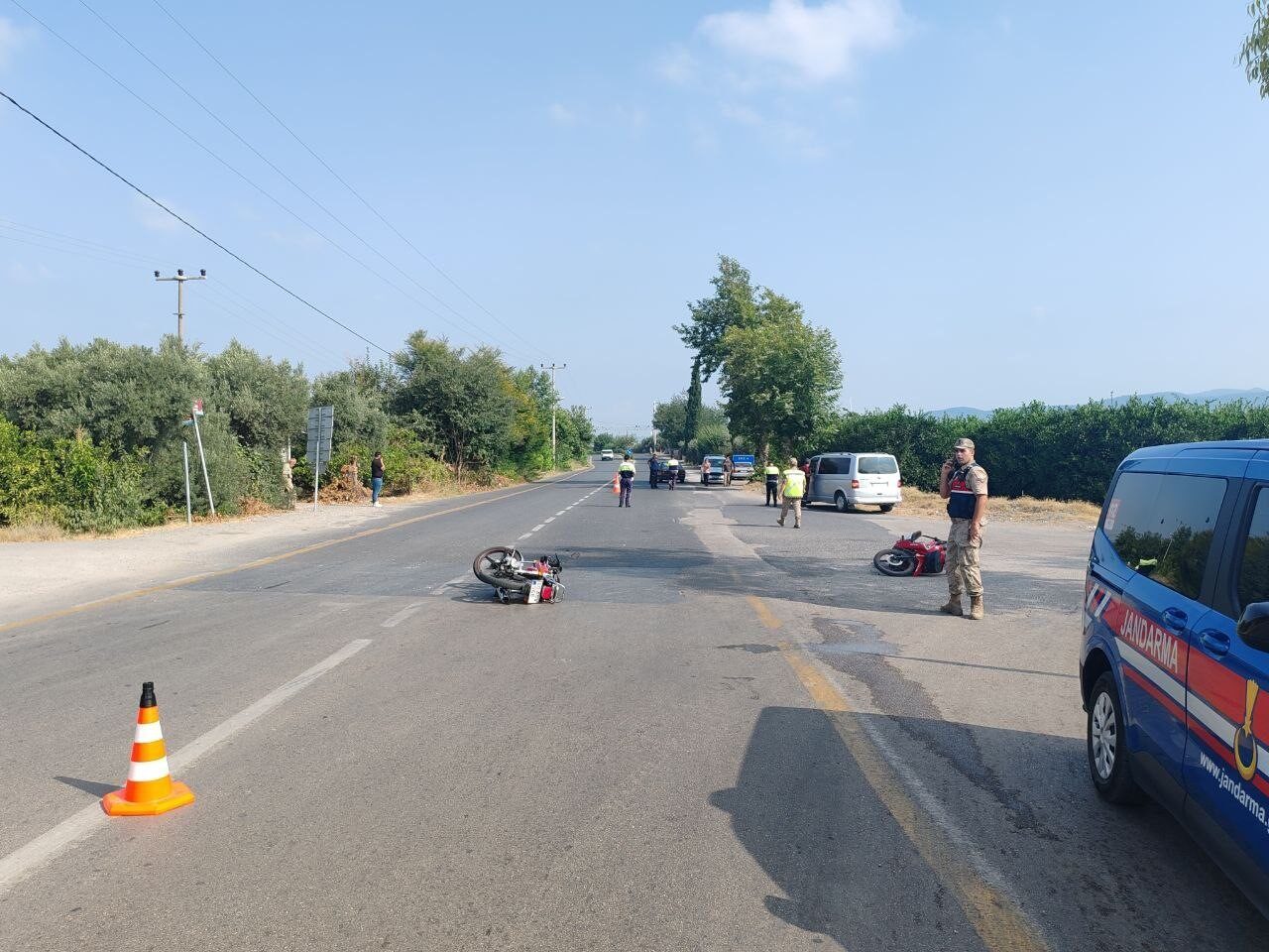 Hatay’da 2 motosikletin çarpıştığı kazada 2 sürücü yaralandı. Kaza, Erzin