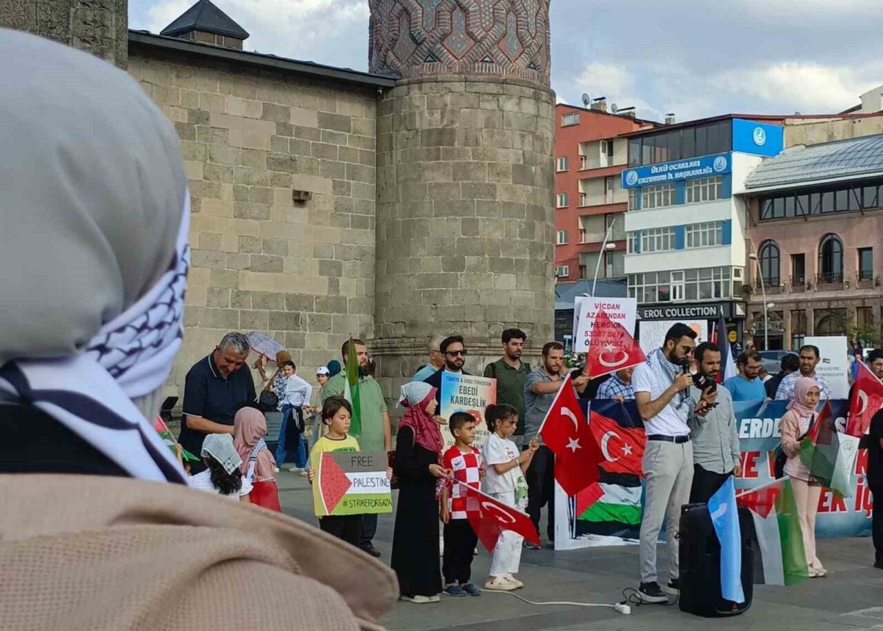 Erzurum’da sağlık çalışanları, İsrail’in Gazze’ye yönelik saldırılarını protesto etmek ve