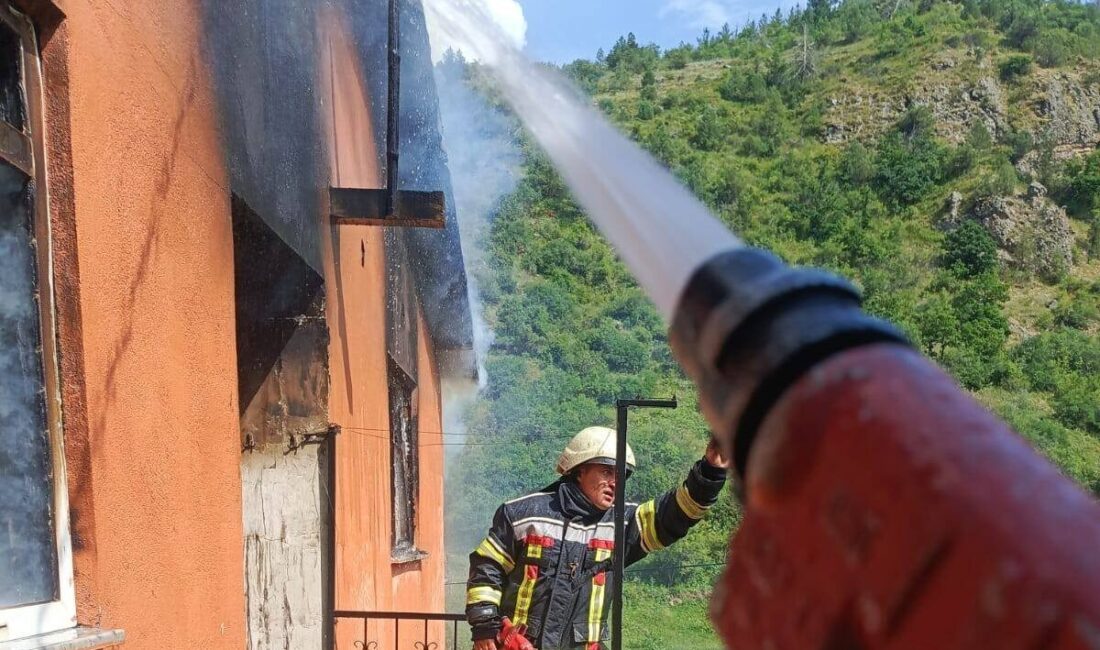 Erzurum’da meydana gelen ev yangını, itfaiye ekiplerinin uzun uğraşı sonucu