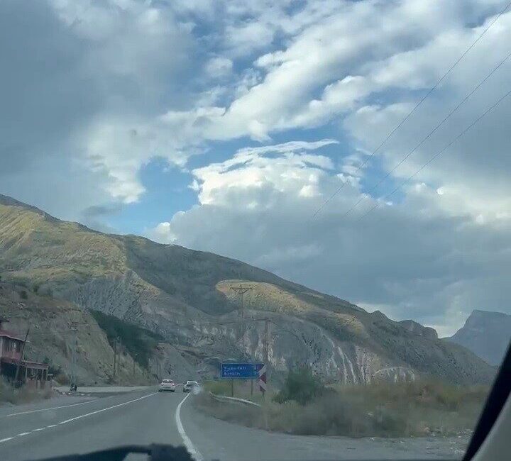 Erzurum’da mıcıra kapılan spor araç, sürücünün büyük bir soğukkanlılıkla kontrolü