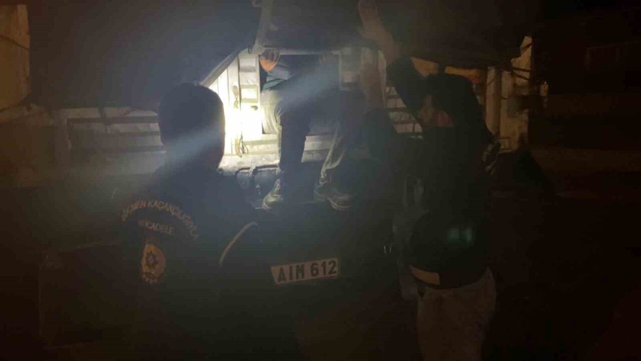 Erzurum’da polis ekipleri tarafından düzenlenen operasyonda bir tırın dorsesinde 22