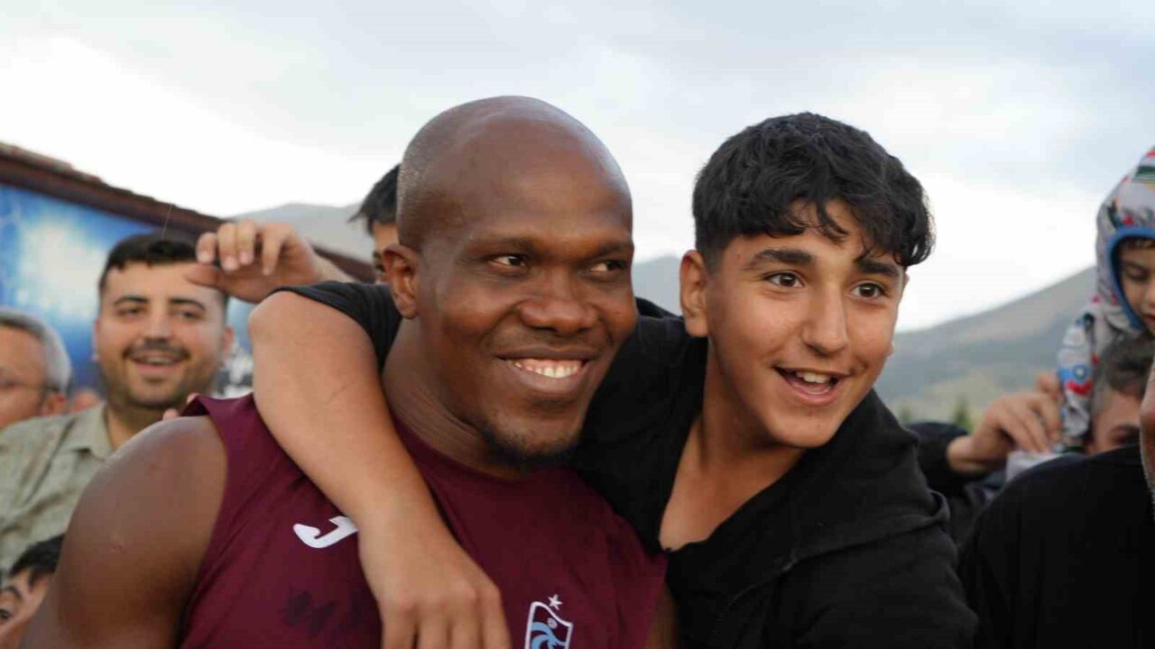 Trabzonspor, Erzurum Palandöken Yüksek İrtifa Kamp Merkezi’ndeki 11’inci gününde taraftarıyla