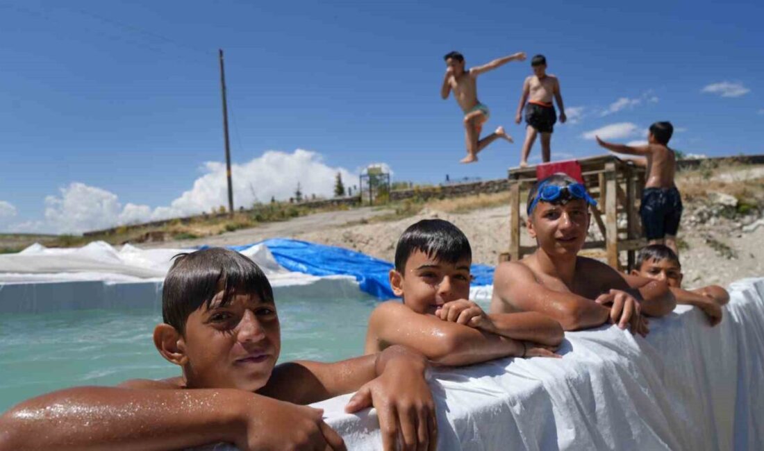 Erzurum’un bir köyünde çocuklar havuz keyfi yaşasın diye kolları sıvayan