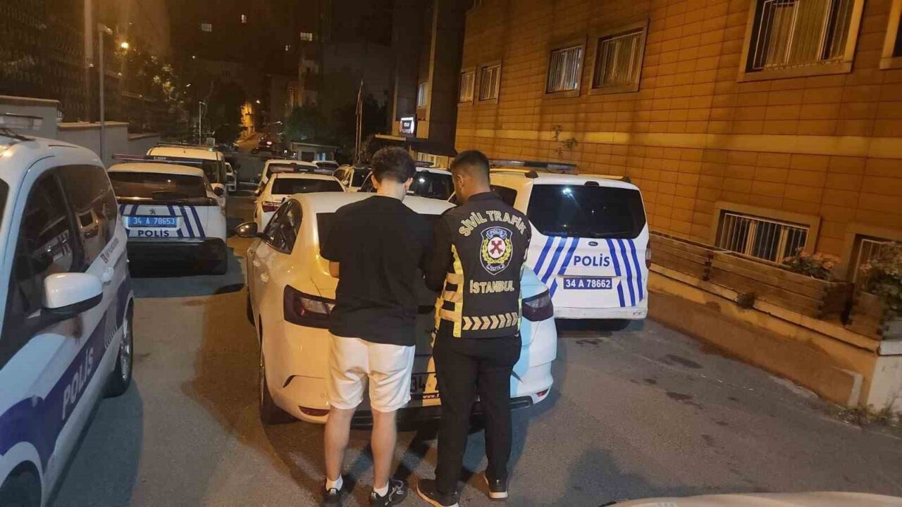 Esenler’de seyir halindeki bir araçtan havaya ateş açıldı. O anlar