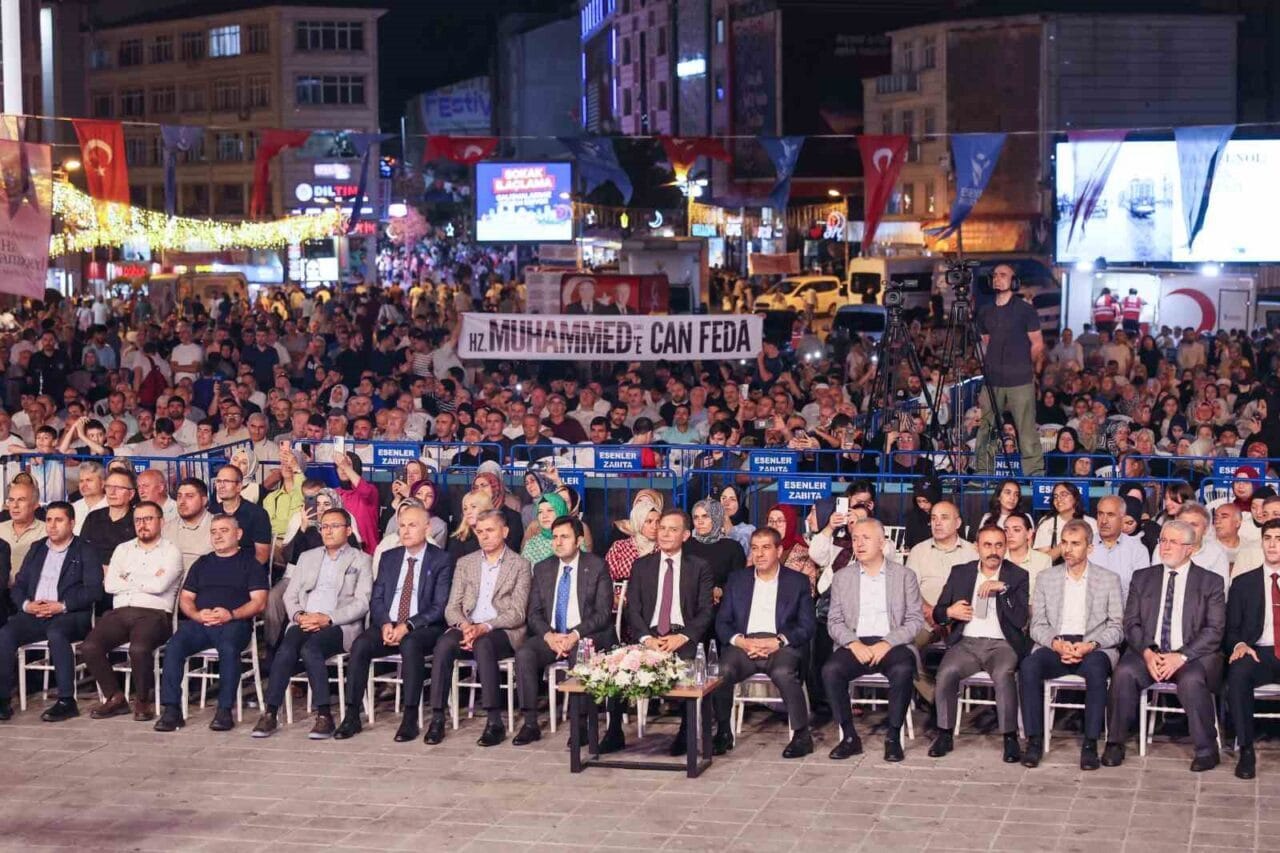 Esenler Belediyesi tarafından düzenlenen Naat Gecesi’nde, Peygamber Efendimiz Hazreti Muhammed’e