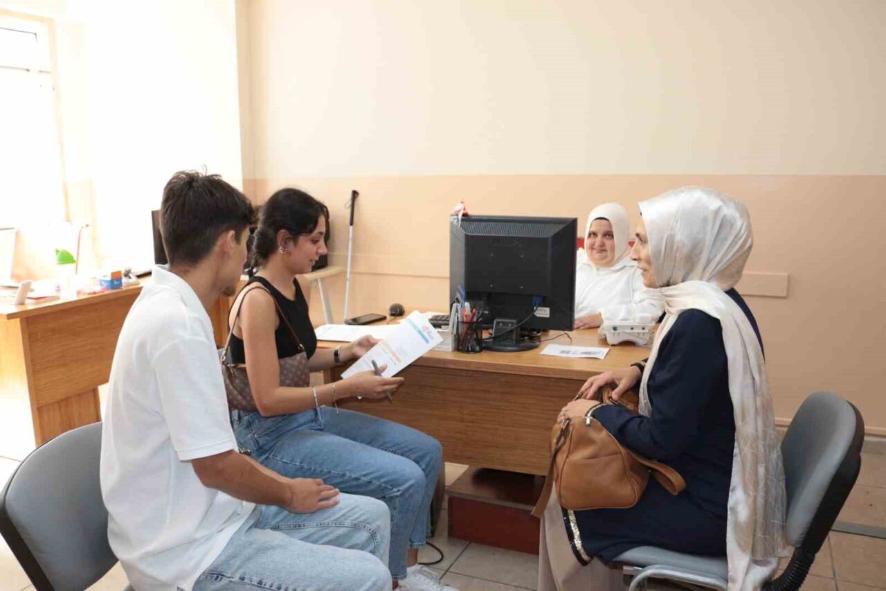 Esenlerli gençlere üniversite kapısını aralayan Mihmandar Akademi, bu yıl da