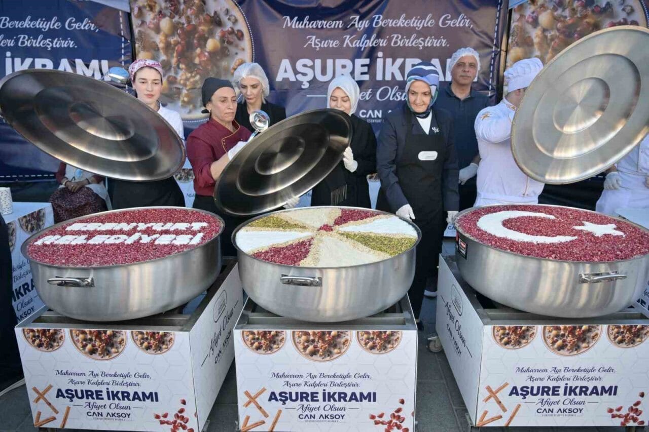 Esenyurt Belediyesi, Muharrem ayı dolayısıyla Cumhuriyet Meydanı’nda düzenlediği geleneksel Aşure