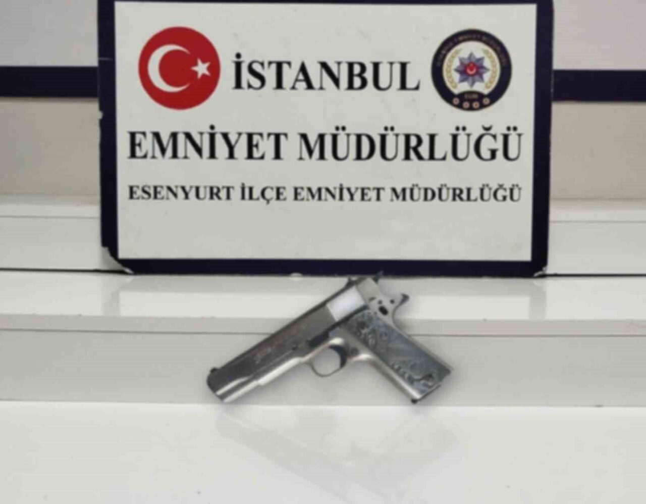 Esenyurt’ta ayağı alçılı olan 17 yaşındaki bir genç, otomobil sürücüsü