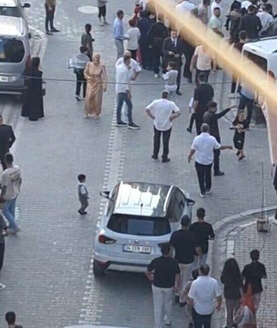 İstanbul’un Esenyurt ilçesinde bir düğün salonunda başlayan kavga sokağa taştı.