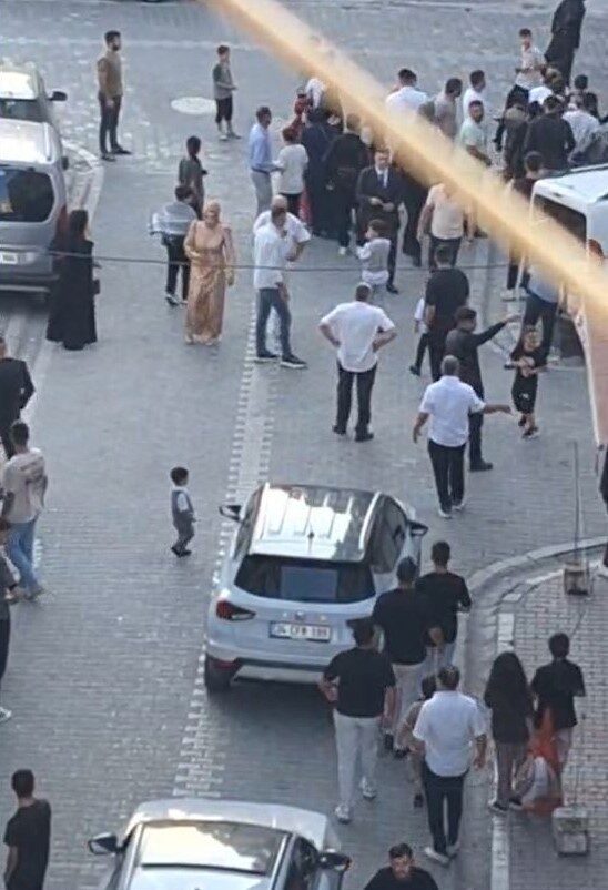 İstanbul’un Esenyurt ilçesinde bir düğün salonunda başlayan kavga sokağa taştı.