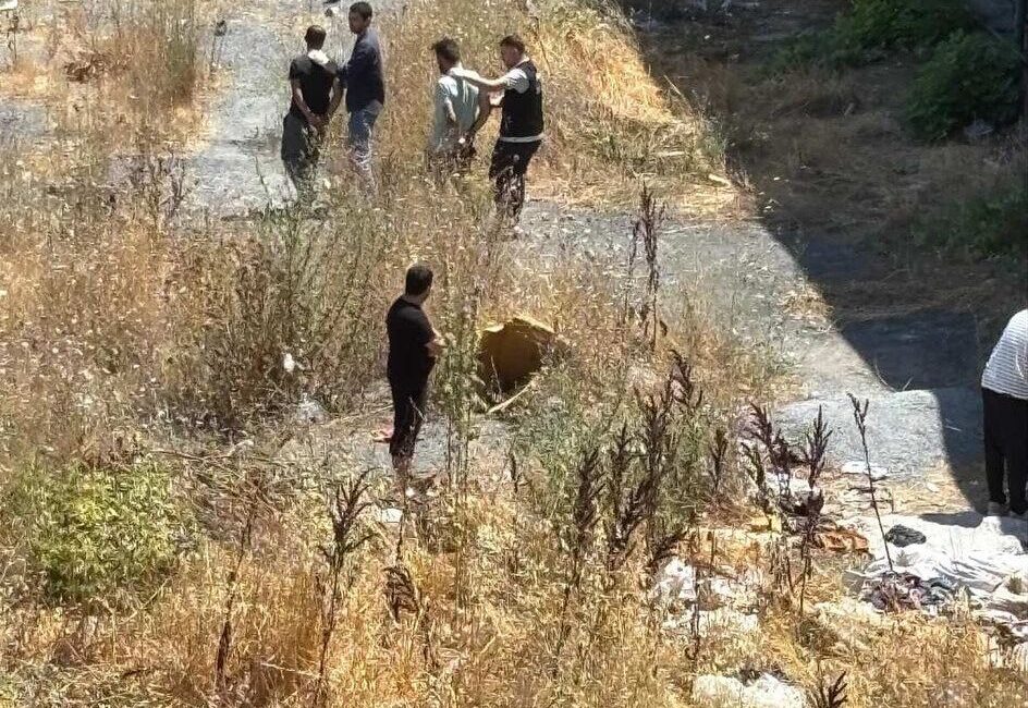 İstanbul’un Esenyurt ilçesinde, güpegündüz otluk arazide uyuşturucu kullanan, çevreye rahatsızlık