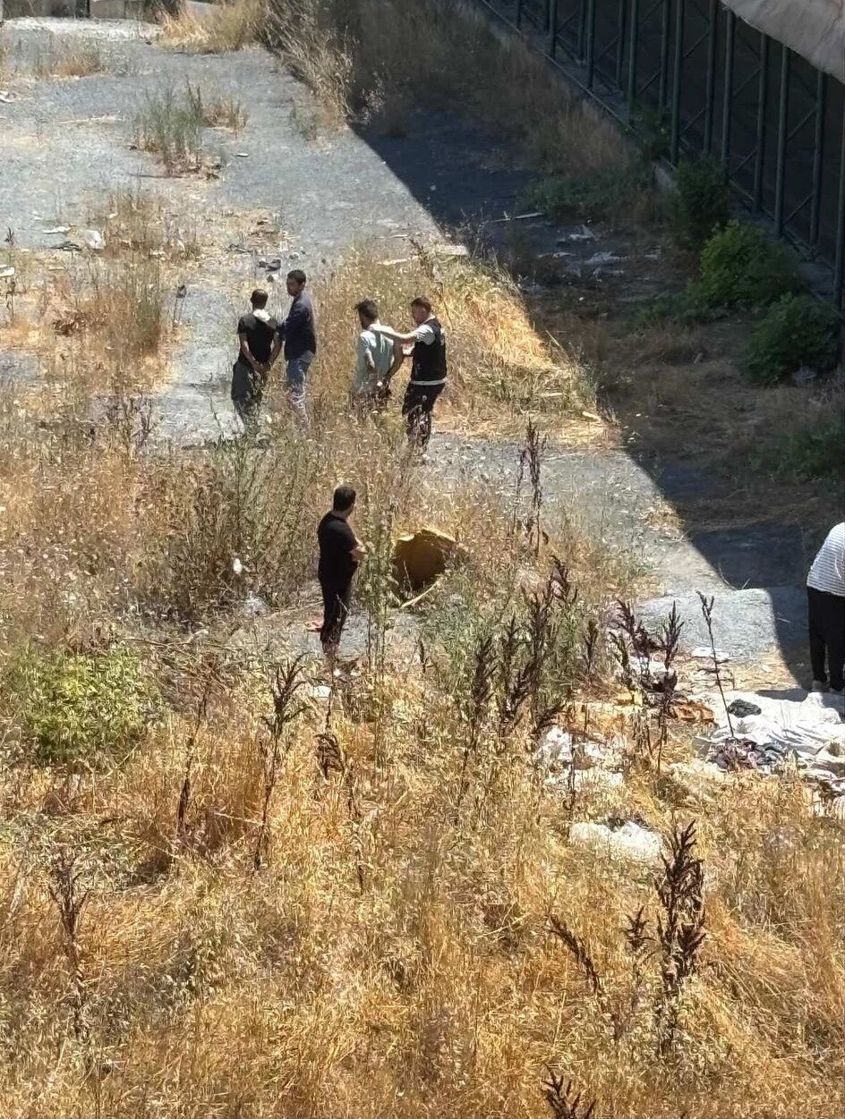 İstanbul’un Esenyurt ilçesinde, güpegündüz otluk arazide uyuşturucu kullanan, çevreye rahatsızlık