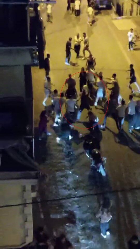 Esenyurt’ta iki komşu aile arasında çıkan gürültü kavgasında sokak savaş