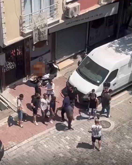 İstanbul’un Esenyurt ilçesinde iki komşunun “Evimi dikizliyorsun” tartışması tekmeli yumruklu