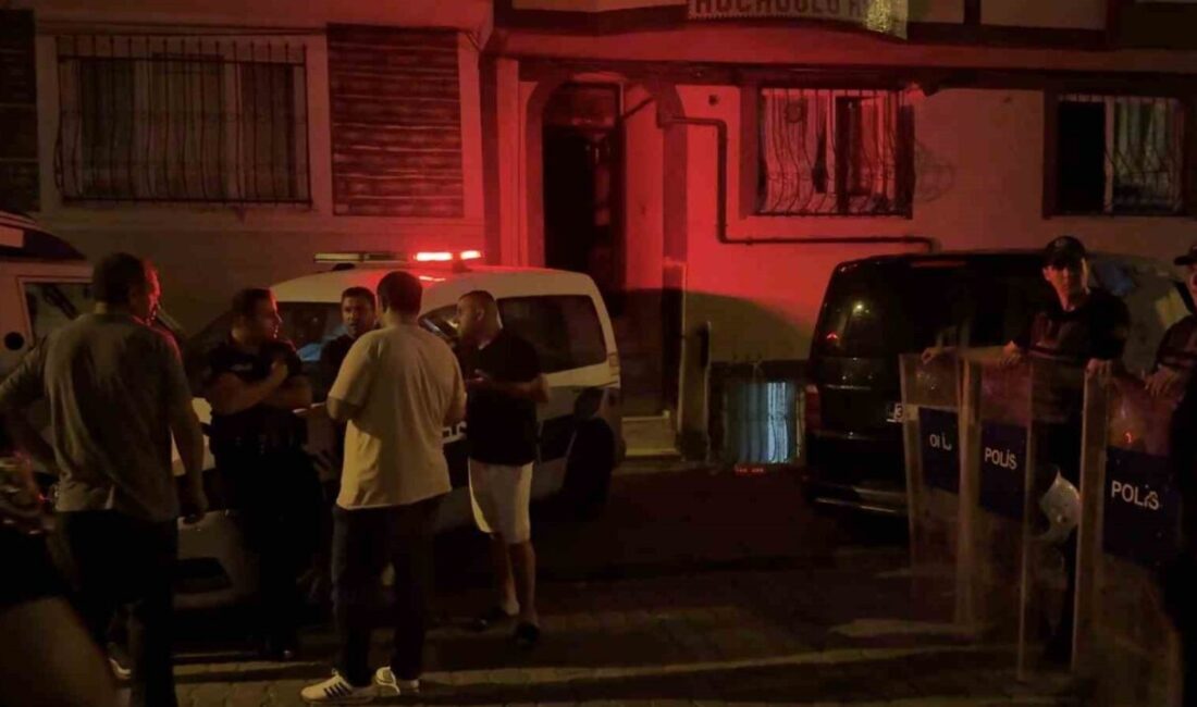 Esenyurt’ta çocukların kavgasına aileler dahil oldu. İki komşu aile arasında