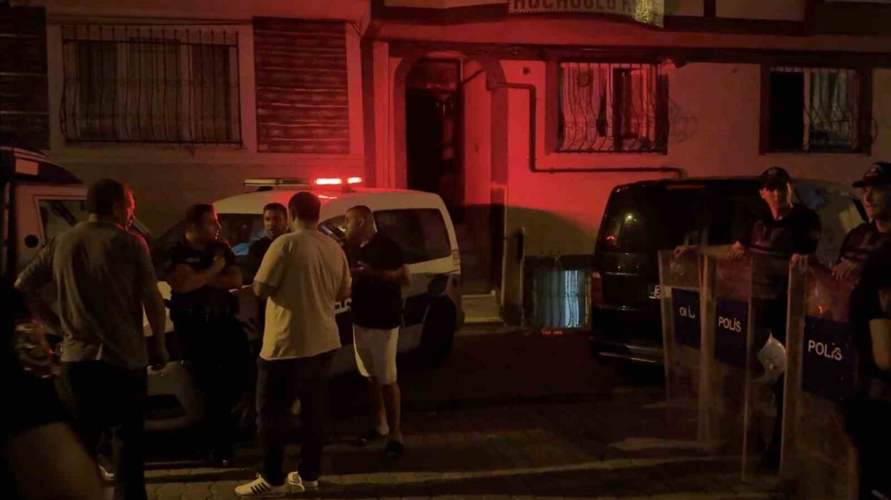 Esenyurt’ta çocukların kavgasına aileler dahil oldu. İki komşu aile arasında