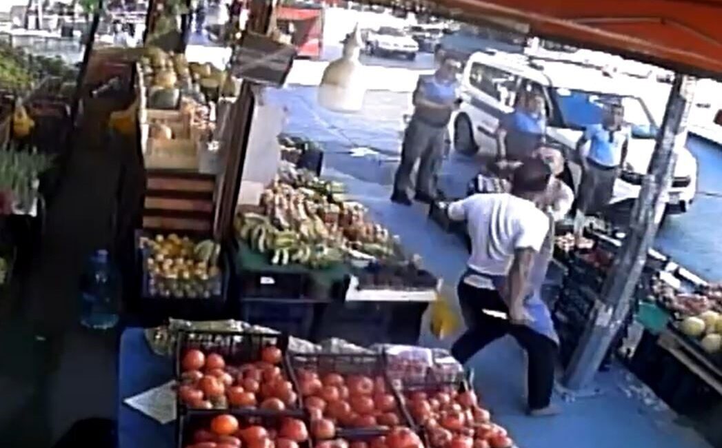 İstanbul’un Esenyurt ilçesinde, zabıta ve market çalışanları arasında, kaldırımda duran