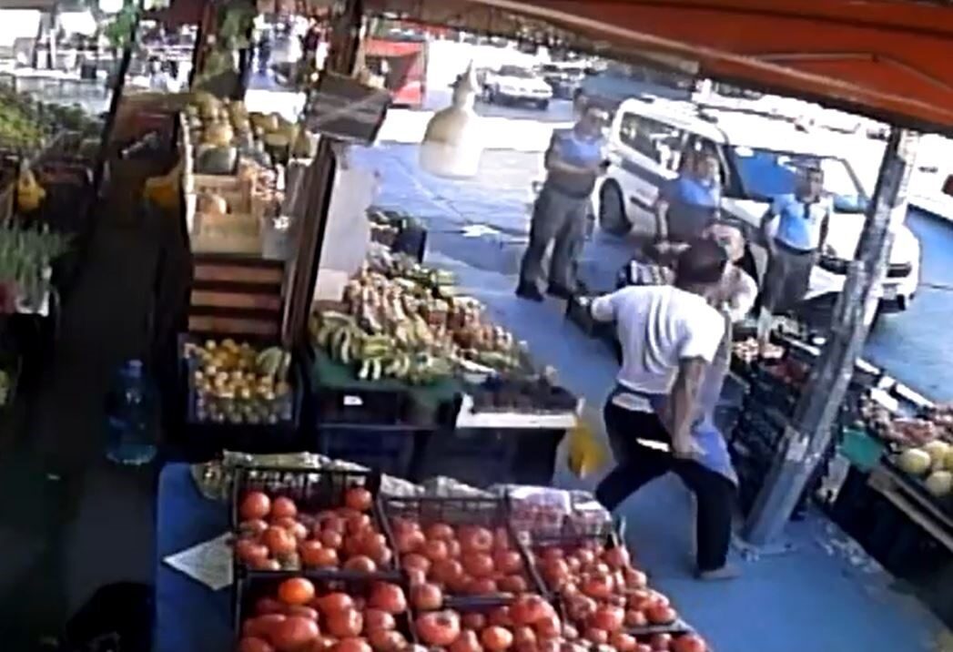 İstanbul’un Esenyurt ilçesinde, zabıta ve market çalışanları arasında, kaldırımda duran