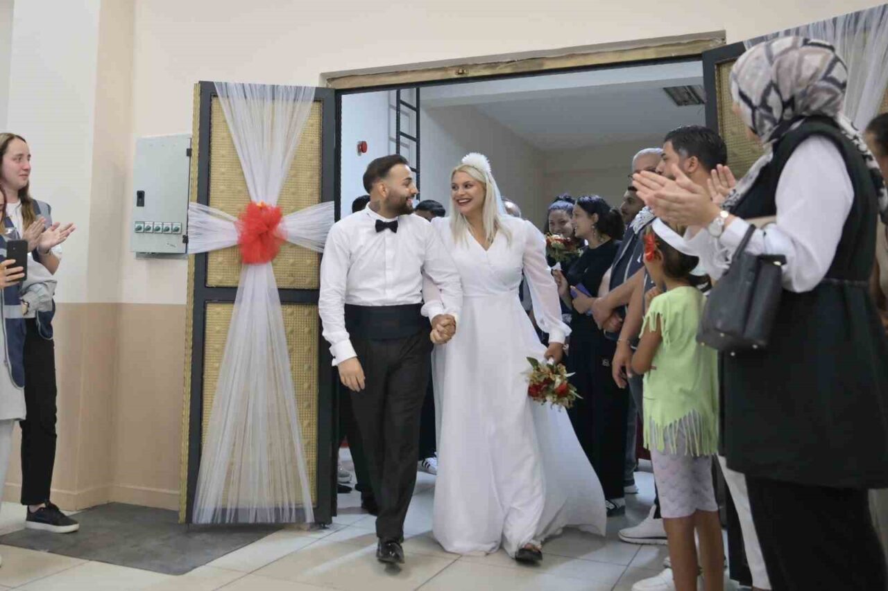 Esenyurt Fatih Mahallesi Roman Kültür Merkezi’nde düzenlenen toplu nikâh töreninde