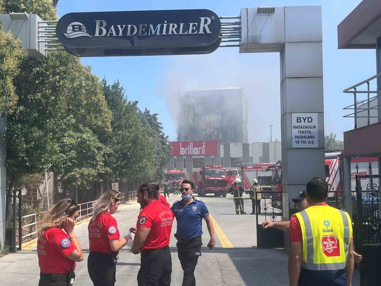 İstanbul’un Esenyurt ilçesinde bulunan perde üretimi yapan 3 katlı tekstil