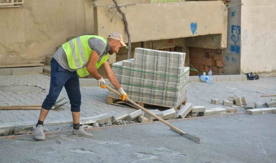 Esenyurt Belediyesi, ilçe genelinde yürüttüğü üstyapı çalışmaları kapsamında birçok sokakta