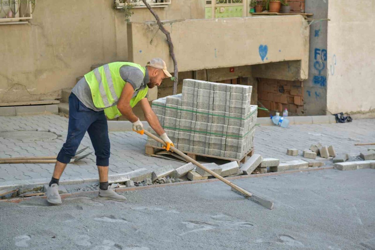 Esenyurt Belediyesi, ilçe genelinde yürüttüğü üstyapı çalışmaları kapsamında birçok sokakta