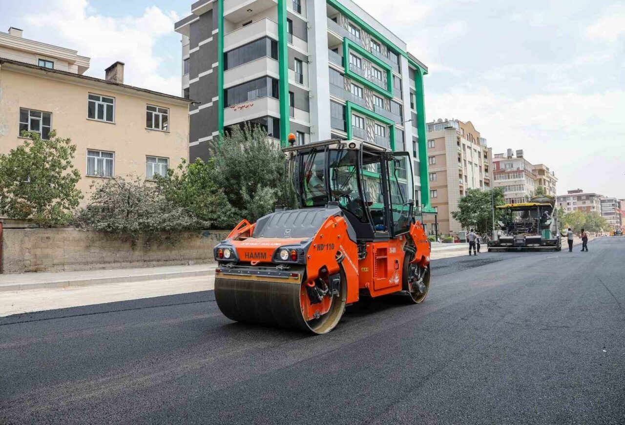 Van Büyükşehir Belediyesi, yenileme çalışmaları kapsamındaki Eski Cezaevi Caddesi’nde asfalt