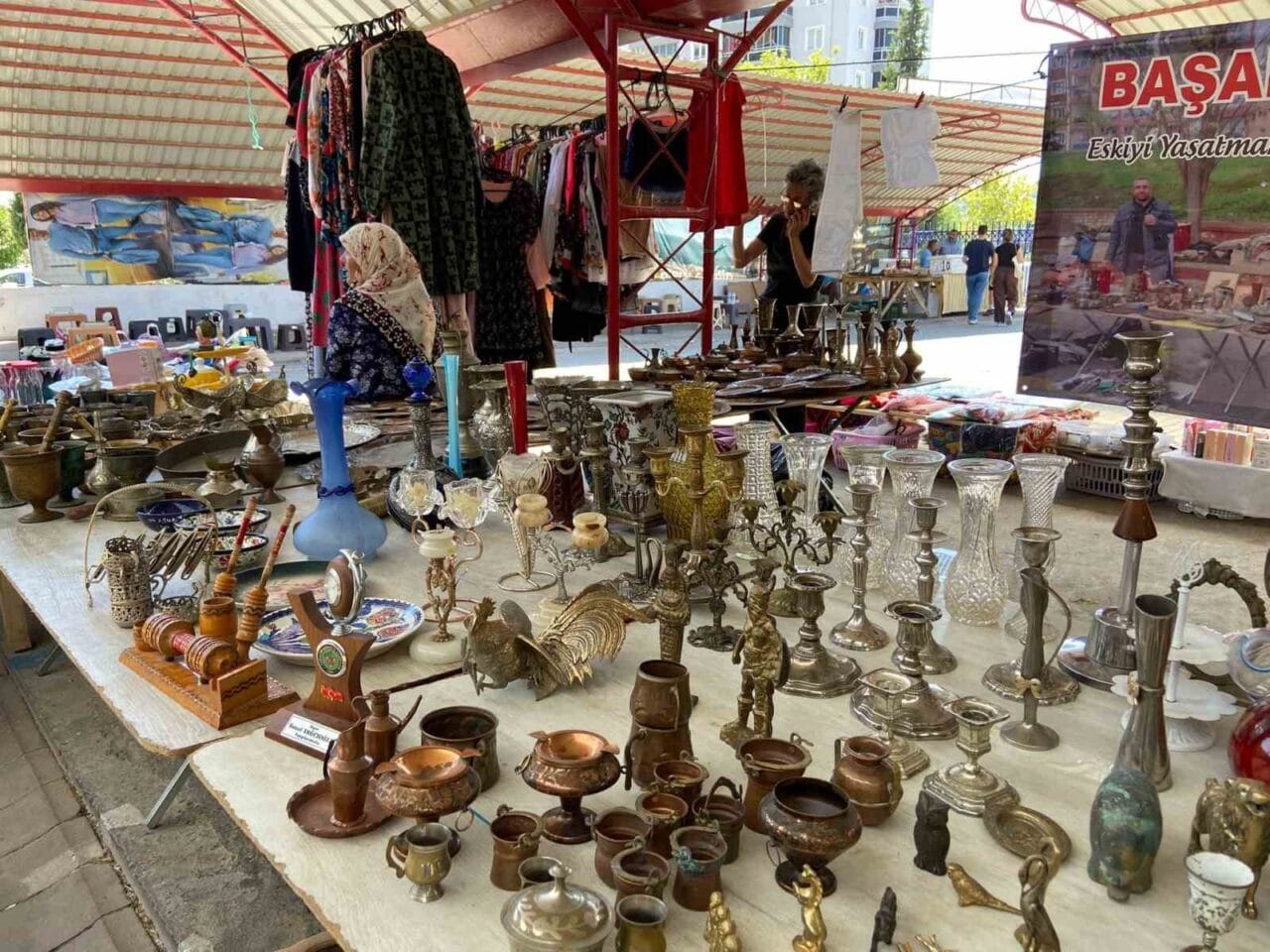 Aydın’ın Efeler ilçesinde her Cumartesi kurulan ve eski eşyaların buluşma