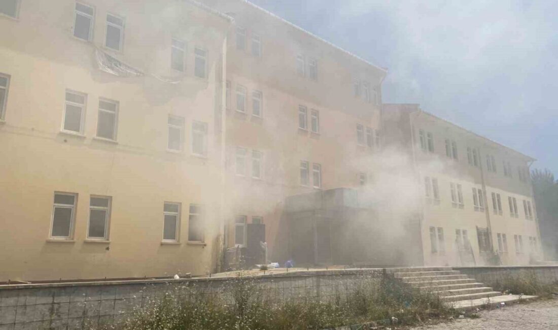 Samsun’un Kavak ilçesinde eski devlet hastanesi binasında çıkan yangın itfaiye