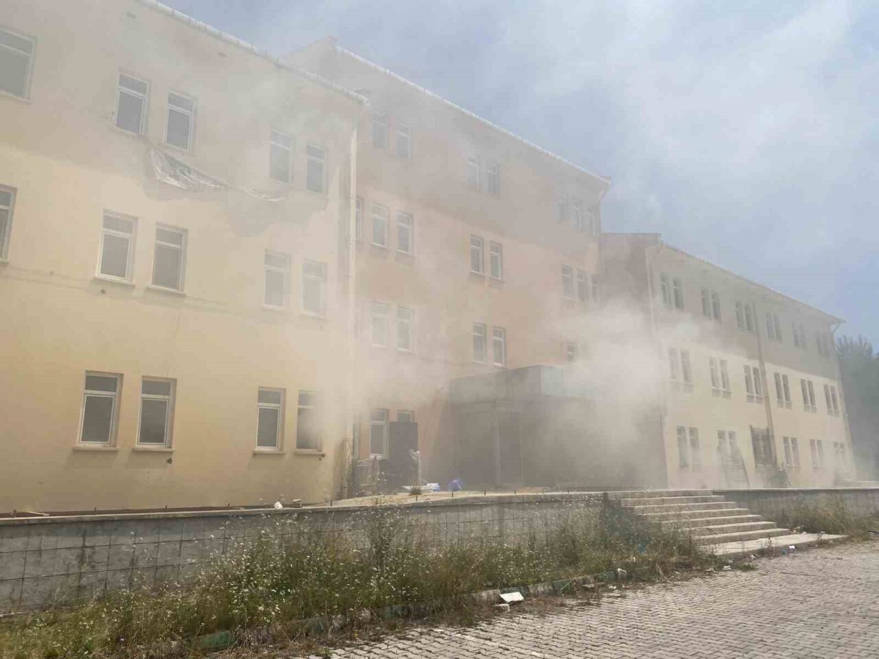 Samsun’un Kavak ilçesinde eski devlet hastanesi binasında çıkan yangın itfaiye