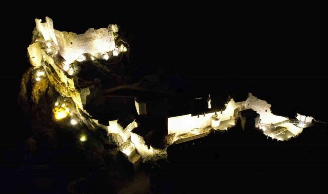 Adıyaman’daki 2 bin yıllık Eski Kahta Kalesi ışıklandırma ile görsel