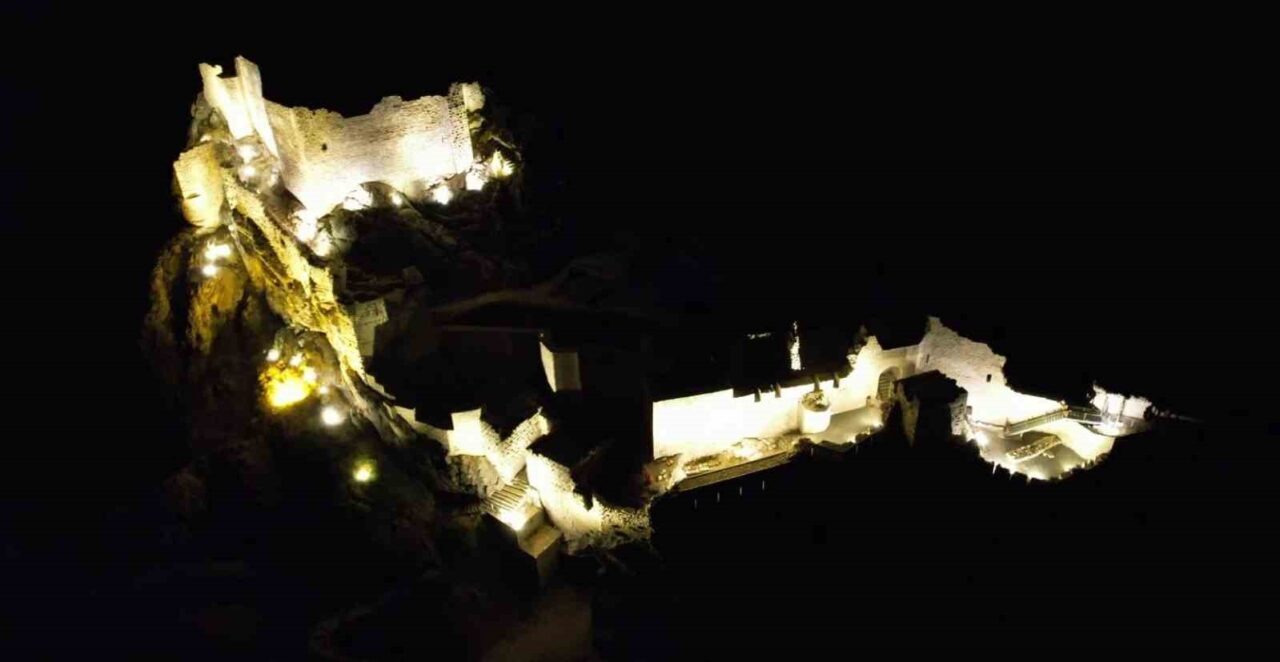 Adıyaman’daki 2 bin yıllık Eski Kahta Kalesi ışıklandırma ile görsel