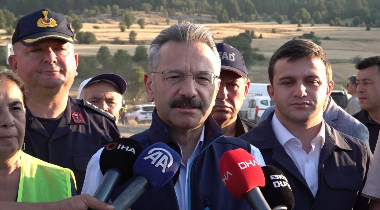 Eskişehir Valisi Hüseyin Aksoy, Seyitgazi ilçesinde çıkan orman yangını ile