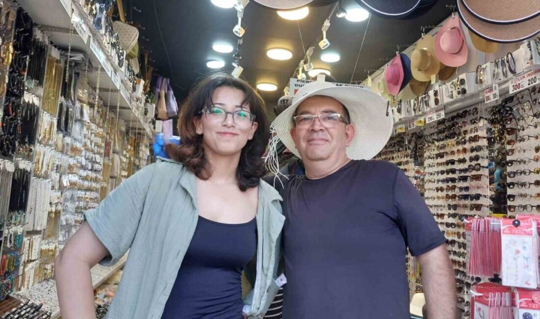 Eskişehir’de şapka satıcılığı yapan Zeynep Albayrak, yaz aylarının gelmesiyle birlikte