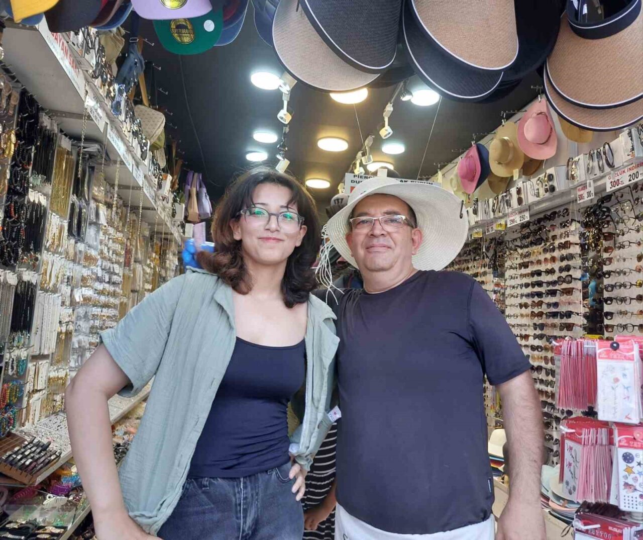 Eskişehir’de şapka satıcılığı yapan Zeynep Albayrak, yaz aylarının gelmesiyle birlikte