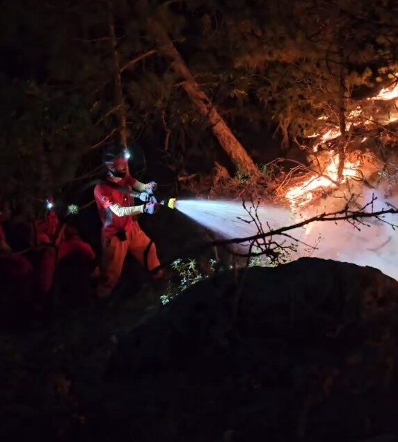 Eskişehir’in Seyitgazi ilçesinde devam eden orman yangınına ekipler, gece karadan