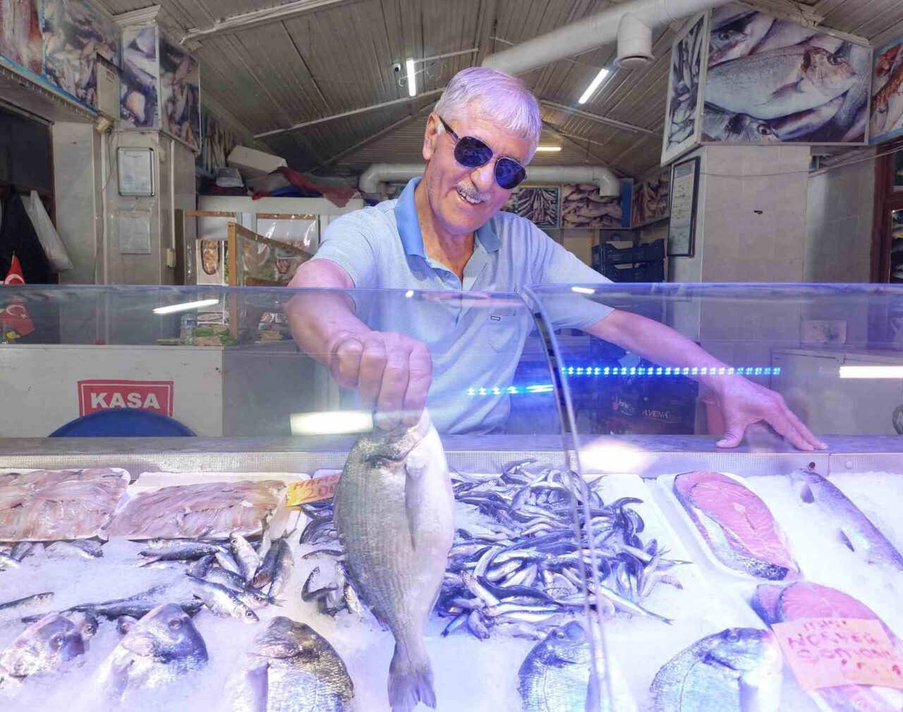 Eskişehirli balık satıcısı Battal Gazi Coşkun, en lezzetli dönemine giren