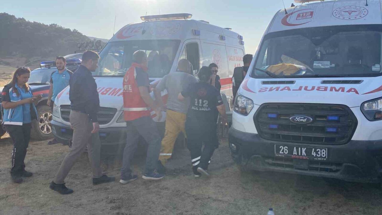 Eskişehir’in Seyitgazi ilçesinde çıkan orman yangınında dumandan etkilenen 1 itfaiye