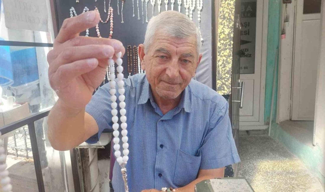 Doğal taş satan Mehmet Çalışkan Dinç, Türkiye’de yalnızca Eskişehir’de çıkarılan