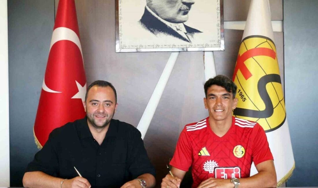 Eskişehirspor, kanat oyuncusu Akın Akman ile anlaştı. Yapılan açıklamada, “Kulübümüz