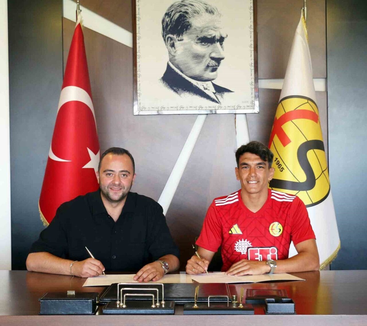 Eskişehirspor, kanat oyuncusu Akın Akman ile anlaştı. Yapılan açıklamada, “Kulübümüz
