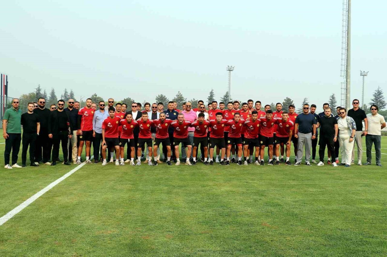 Türkiye Futbol Federasyonu (TFF) 3. Lig ekibinden Eskişehirspor, yeni kadrosuyla