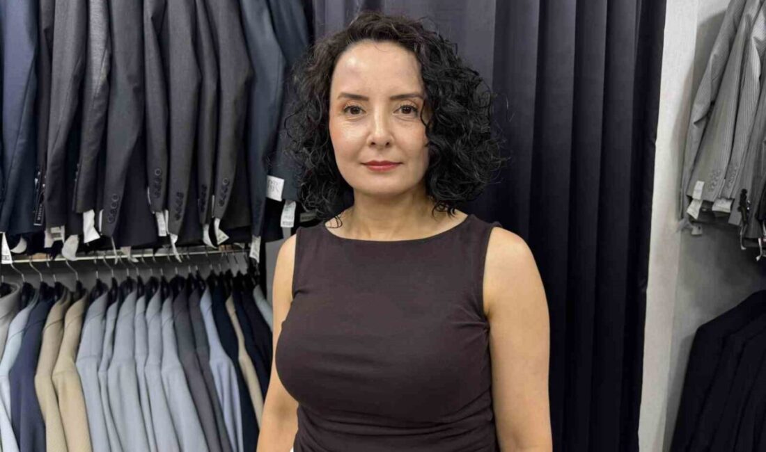 Eskişehir’deki esnaflarda damatlık elbise satışları yaz aylarıyla birlikte artmaya başladı.