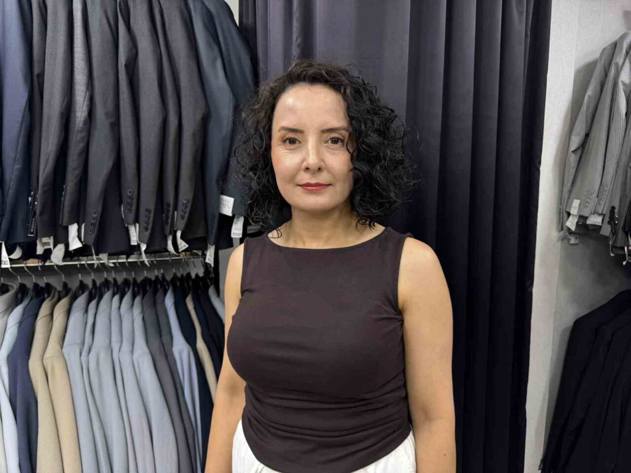 Eskişehir’deki esnaflarda damatlık elbise satışları yaz aylarıyla birlikte artmaya başladı.