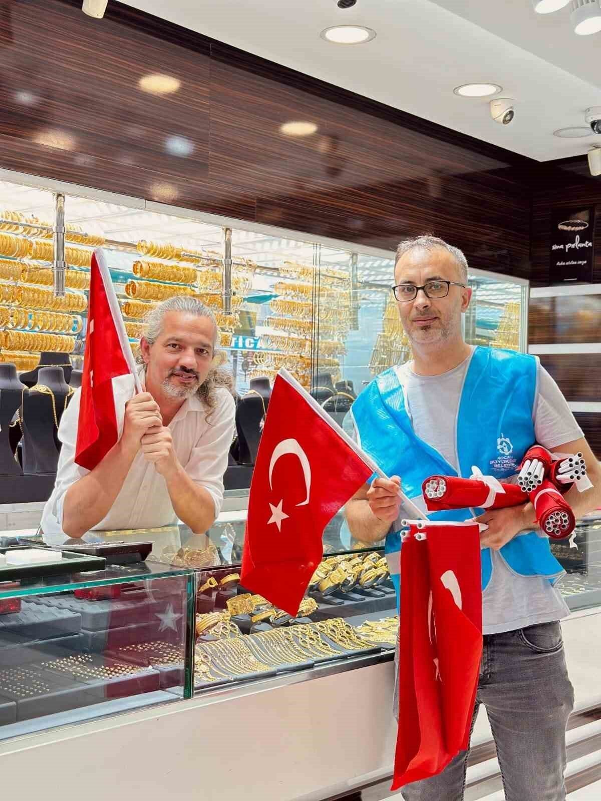 Kocaeli’de 15 Temmuz’un 9. yıldönümünde esnaf ve vatandaşlara binlerce Türk